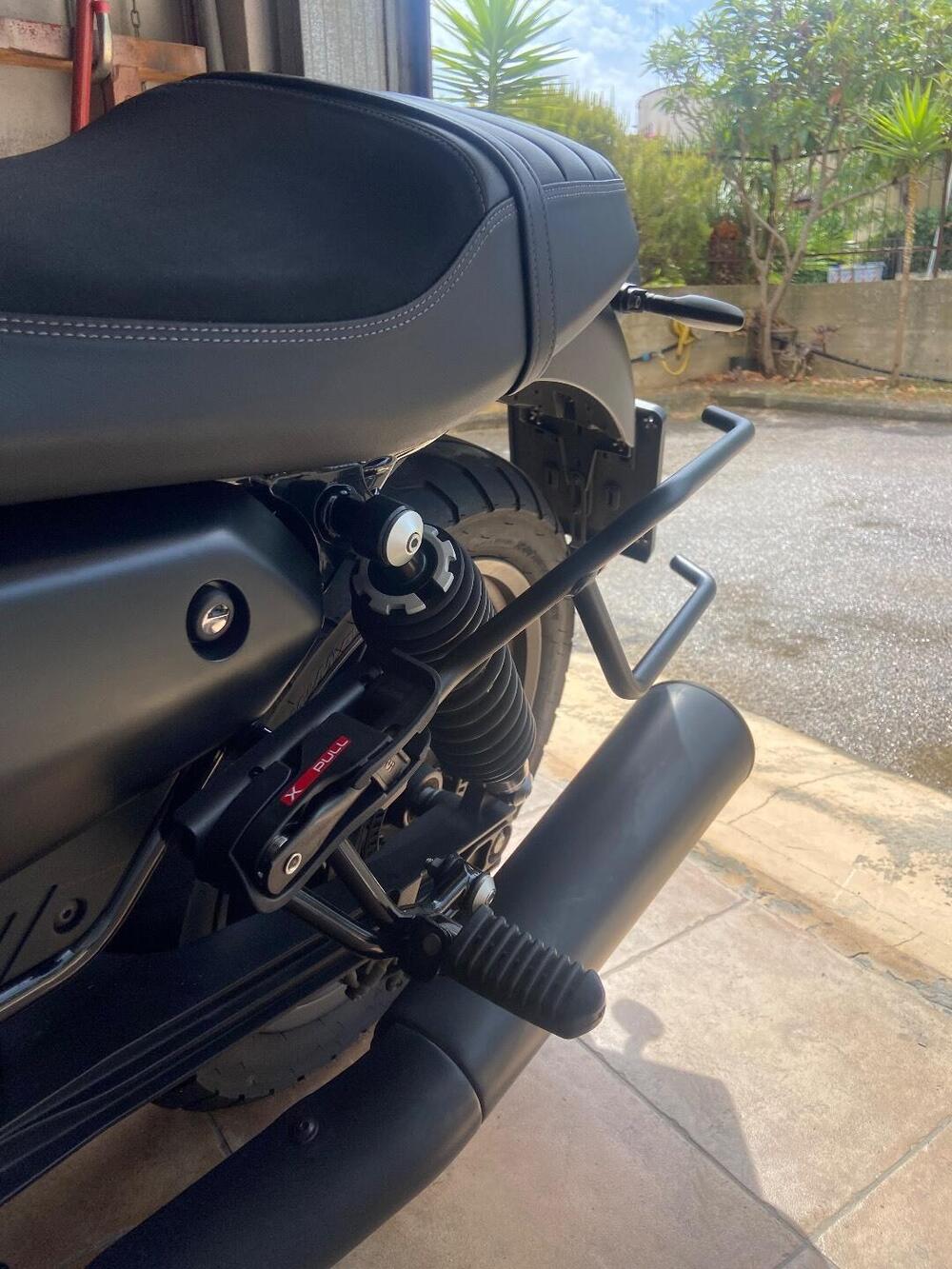 Moto Guzzi V7 Stone (2021 - 24) (3)