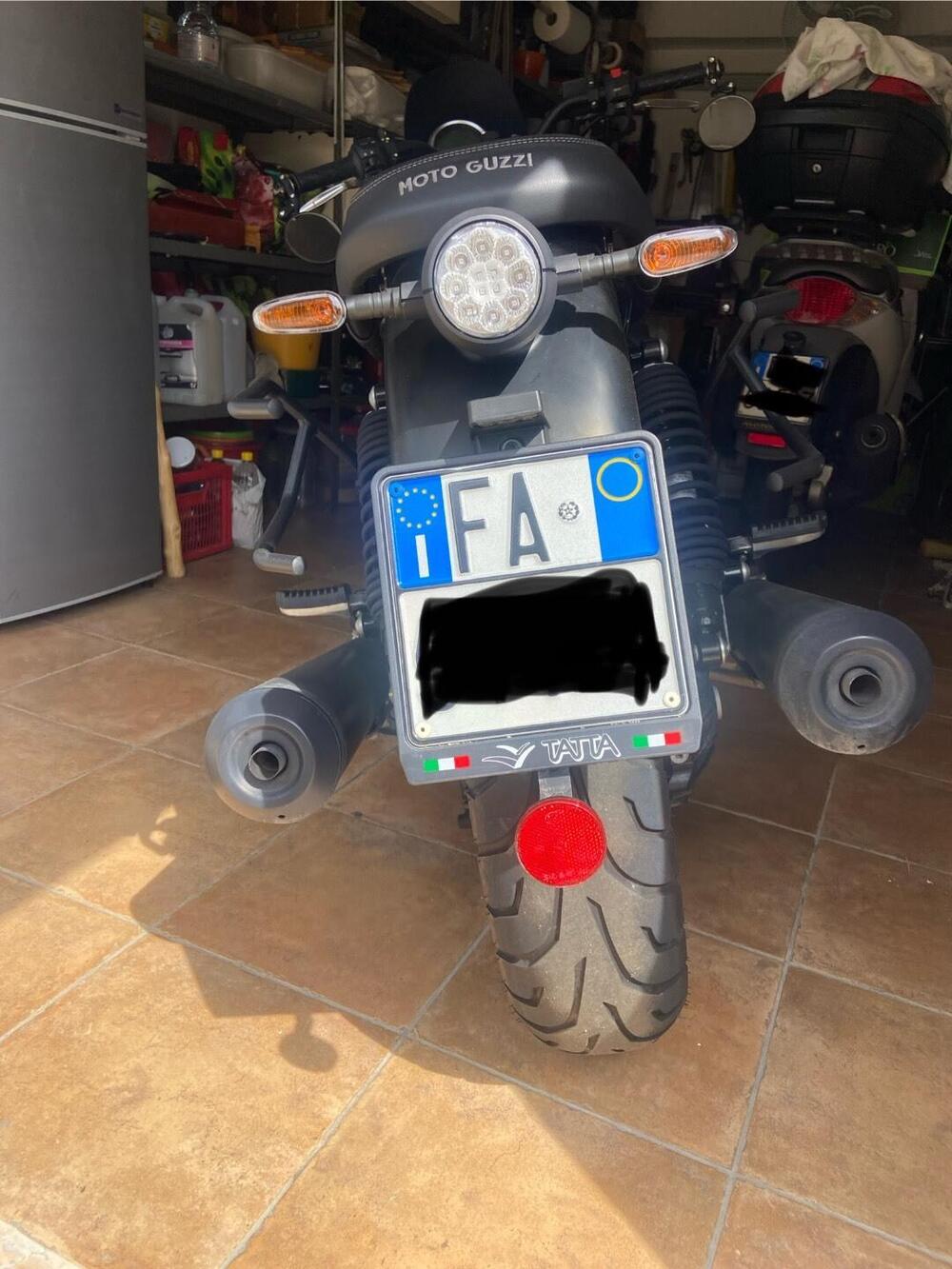 Moto Guzzi V7 Stone (2021 - 24) (4)