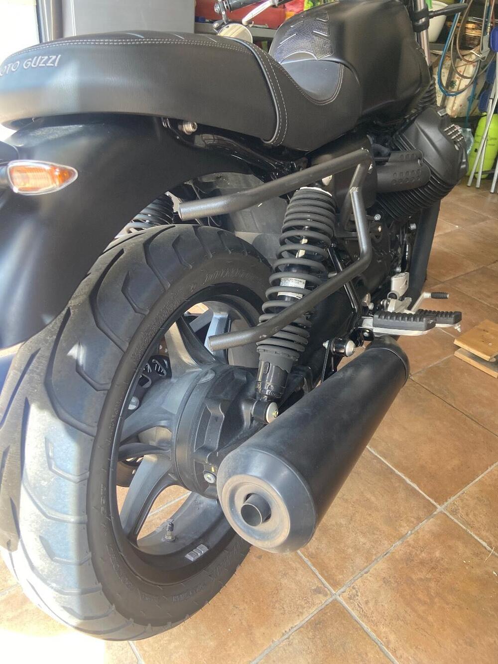 Moto Guzzi V7 Stone (2021 - 24) (5)