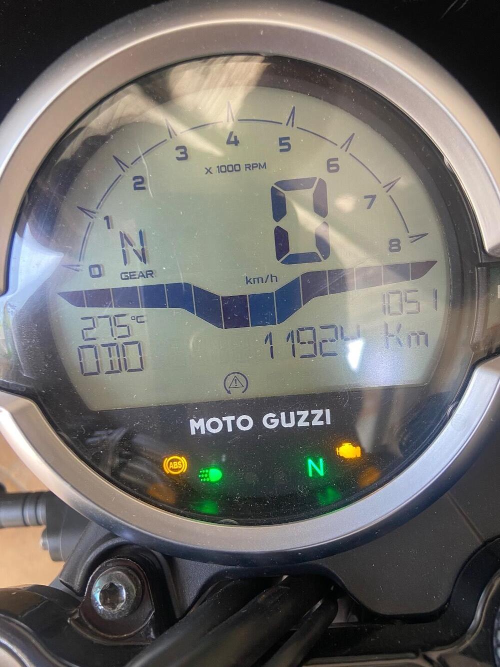 Moto Guzzi V7 Stone (2021 - 24) (9)