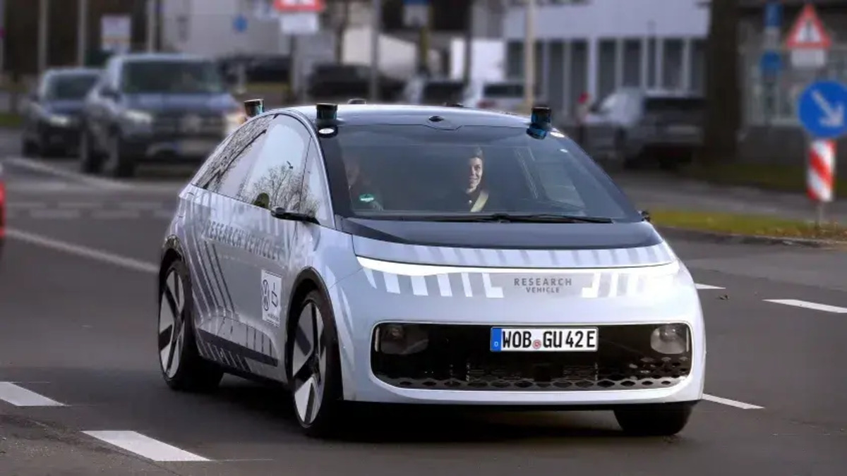 Volkswagen lancia il suo robotaxi: niente volante, niente pedali e sfida Tesla