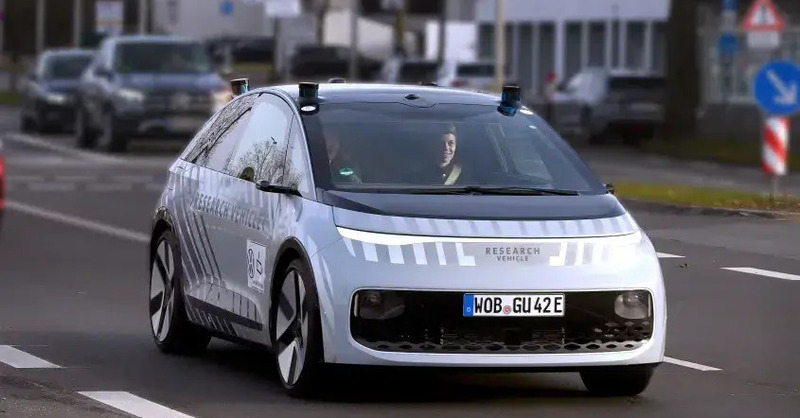 Volkswagen lancia il suo robotaxi: niente volante, niente pedali e sfida Tesla