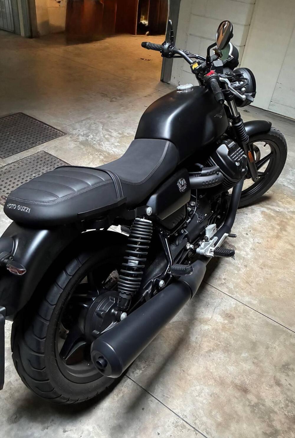 Moto Guzzi V7 Stone (2021 - 24)