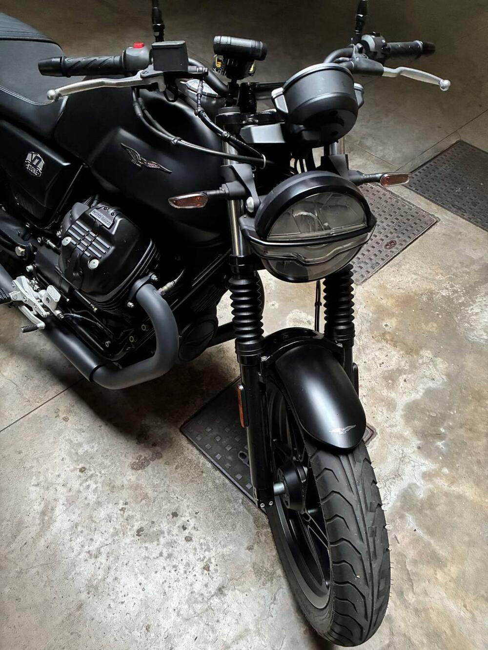 Moto Guzzi V7 Stone (2021 - 24) (2)