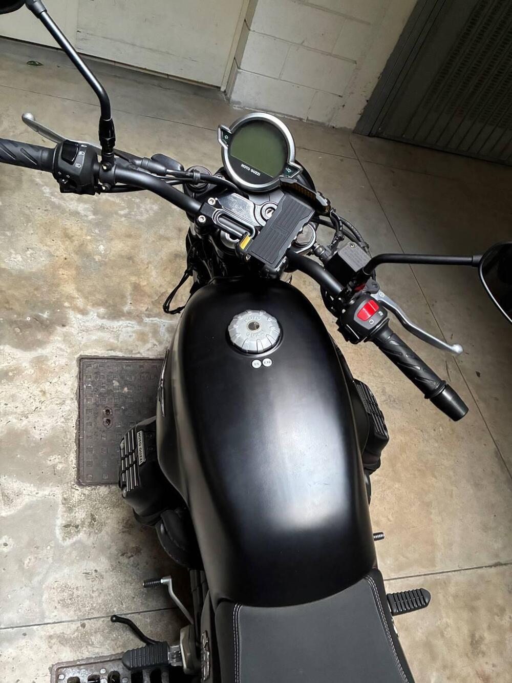 Moto Guzzi V7 Stone (2021 - 24) (5)