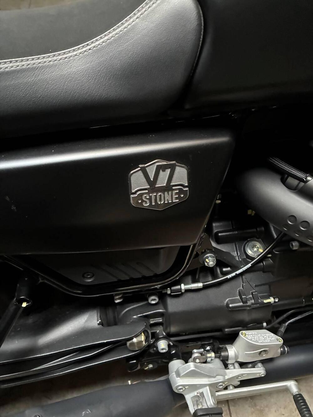 Moto Guzzi V7 Stone (2021 - 24) (6)