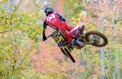 Pastrana contro Roczen contro Brown: la sfida definitiva in sella ad una Suzuki 500 2 tempi [VIDEO]