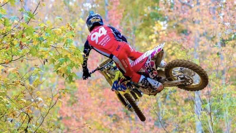 Pastrana contro Roczen contro Brown: la sfida definitiva in sella ad una Suzuki 500 2 tempi [VIDEO]