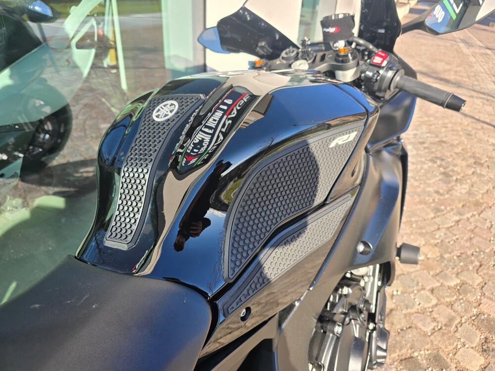 Yamaha YZF R1 (2020 - 25) (12)