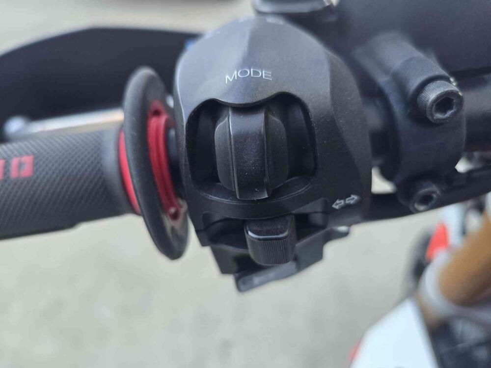 Aprilia Dorsoduro 900 (2017 - 20) (10)