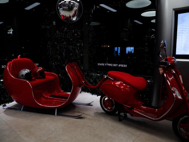 Milano celebra il Natale con la slitta firmata Vespa