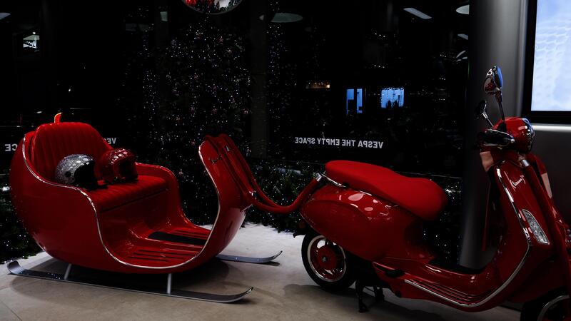 Milano celebra il Natale con la slitta firmata Vespa