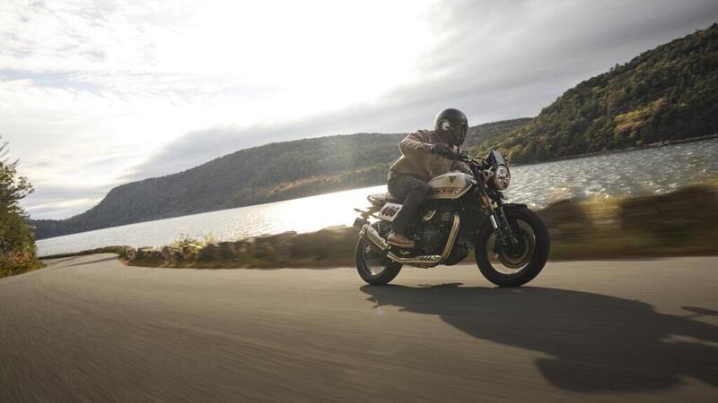 Triumph Tracker 400 2026: scheda tecnica e prezzo della nuova monocilindrica Flat Track [GALLERY]