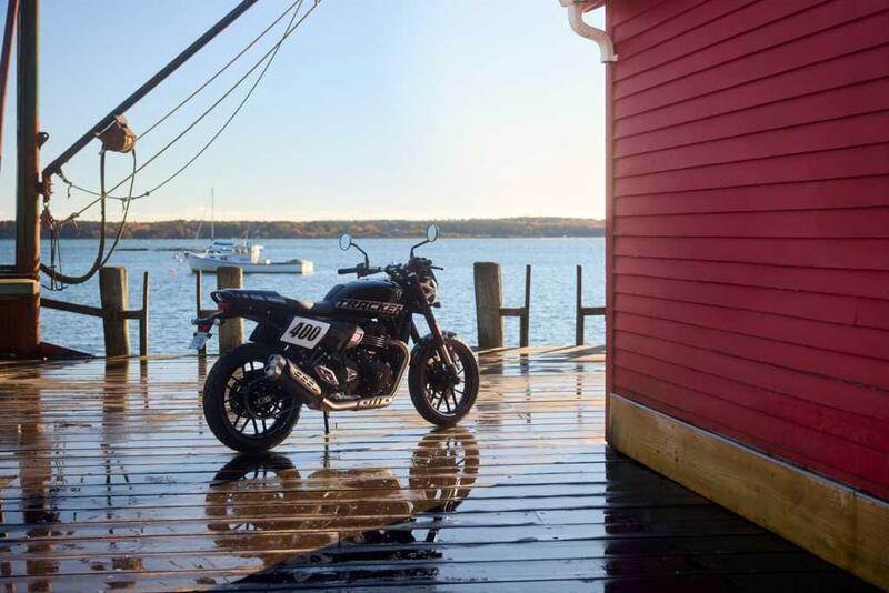 Triumph Tracker 400 2026: scheda tecnica e prezzo della nuova monocilindrica Flat Track [GALLERY]