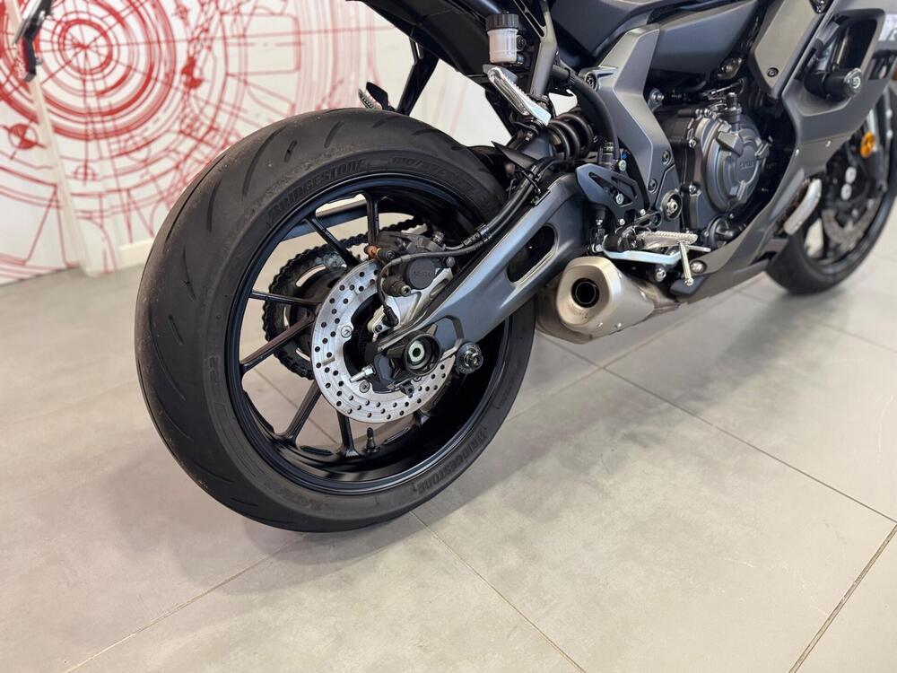 Yamaha YZF R7 (2021 - 25) (11)