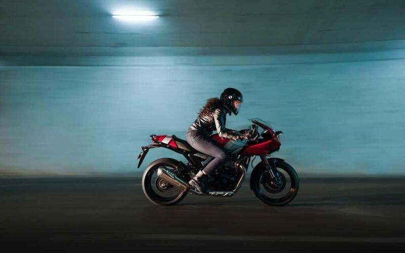 Triumph Thruxton 400 2026: il mito caf&eacute; racer rinasce. Prezzo e scheda tecnica [GALLERY]