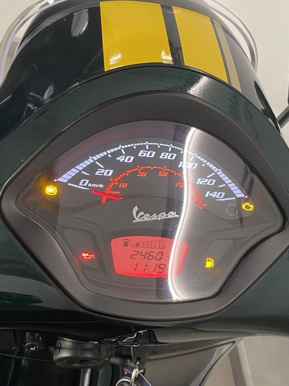 Vespa GTS 300 Super Racing Sixties Hpe (2021 - 22) (2)