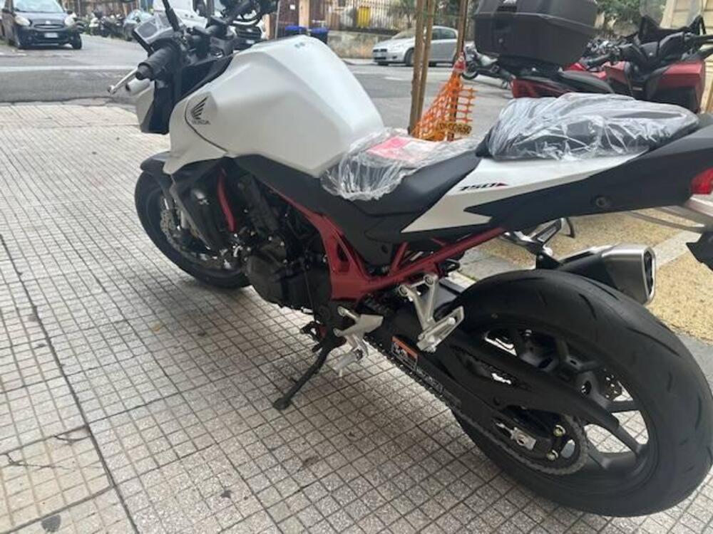 Honda CB 750 Hornet (2025) (4)