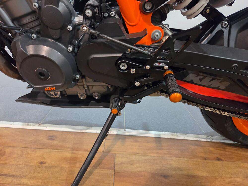 KTM 890 Duke R (2021) (10)