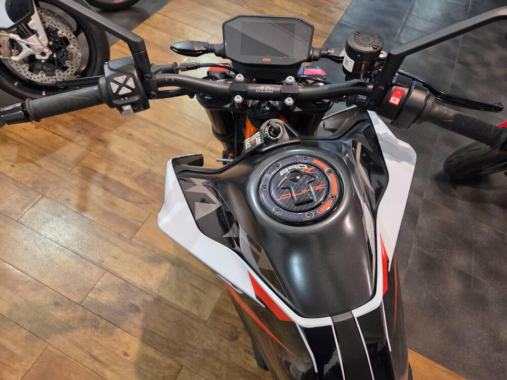 KTM 890 Duke R (2021) (14)
