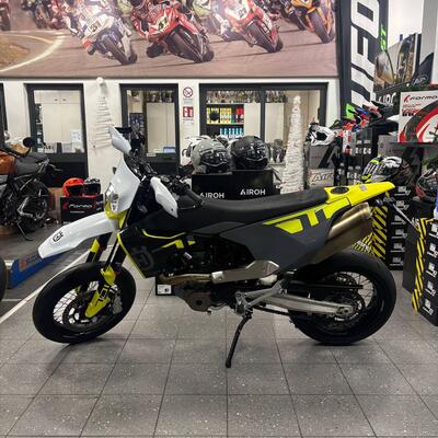 Husqvarna 701 Supermoto (2023 - 25) usata
