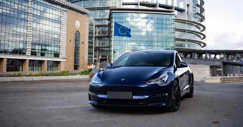 Benzina e diesel anche dopo il 2035: l&rsquo;Europa rivede lo stop ai motori termici