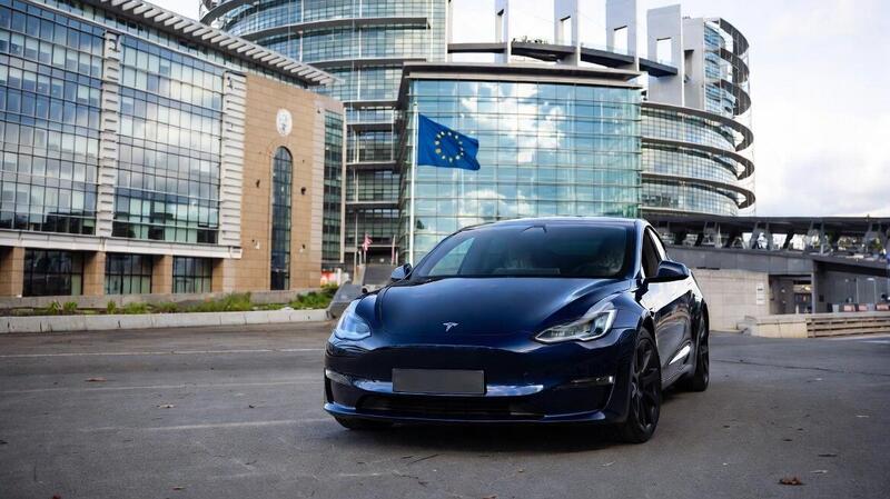 Benzina e diesel anche dopo il 2035: l&rsquo;Europa rivede lo stop ai motori termici