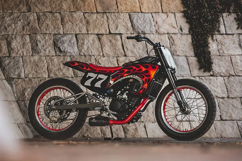 Royal Enfield Guerrilla 450 Carolina Reaper: la special al peperoncino che infiamma il Giappone!