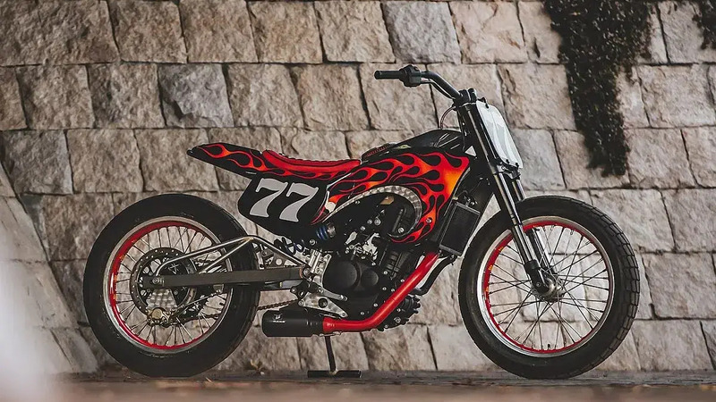 Royal Enfield Guerrilla 450 Carolina Reaper: la special al peperoncino che infiamma il Giappone!