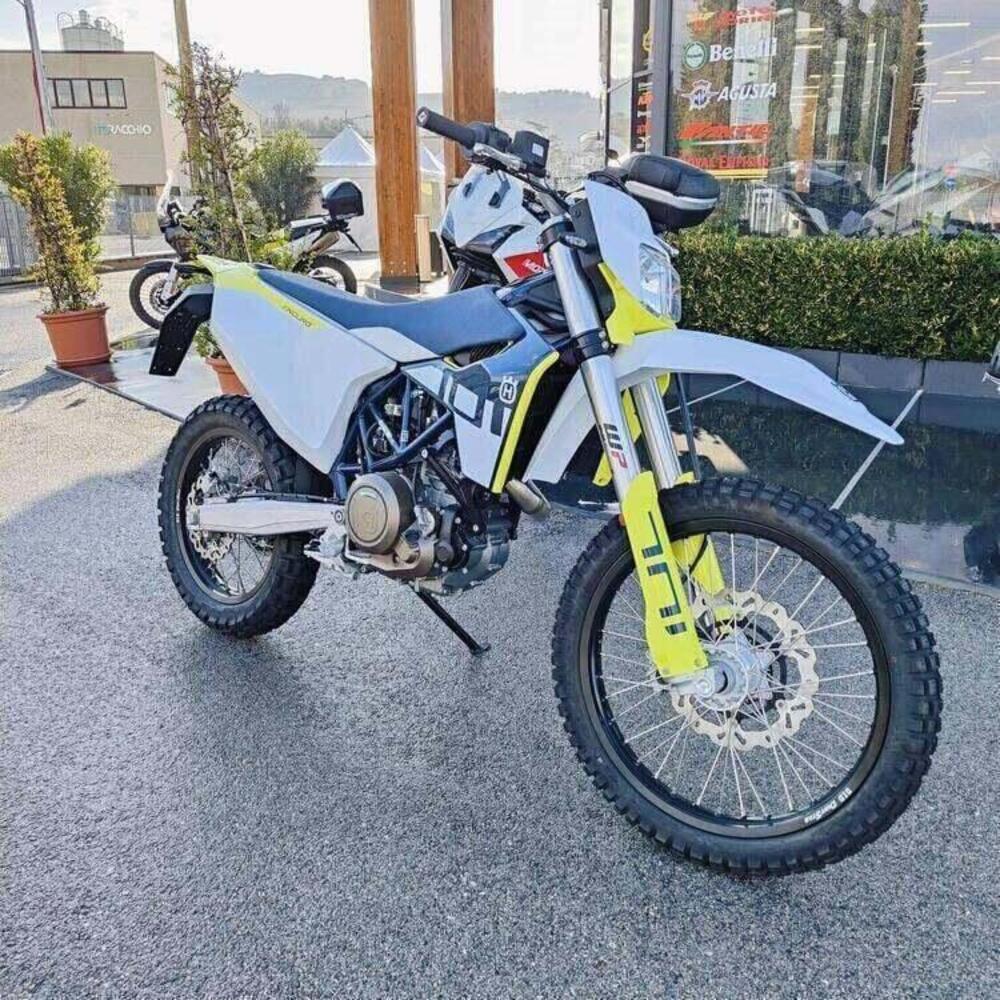 Husqvarna 701 Supermoto (2026) (2)