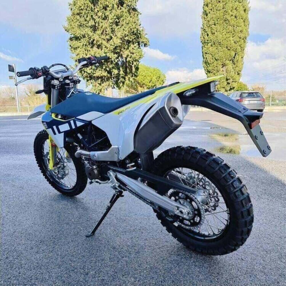 Husqvarna 701 Supermoto (2026) (5)