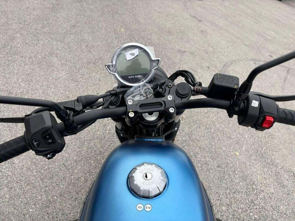 Moto Guzzi V7 Stone (2025) (6)