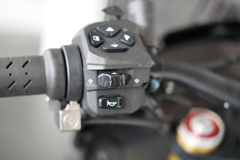 Aprilia Tuono V4 (2021 - 24) (16)