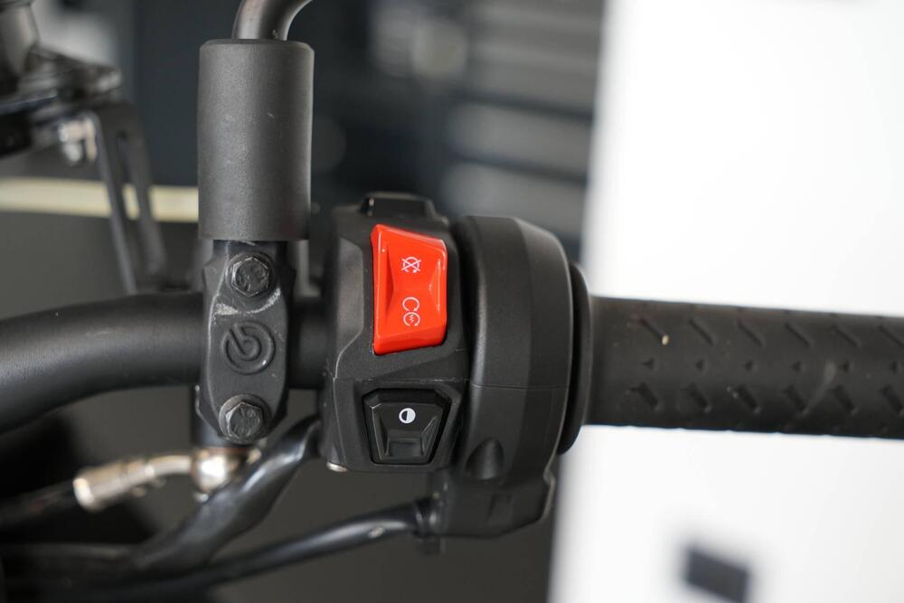 Aprilia Tuono V4 (2021 - 24) (17)