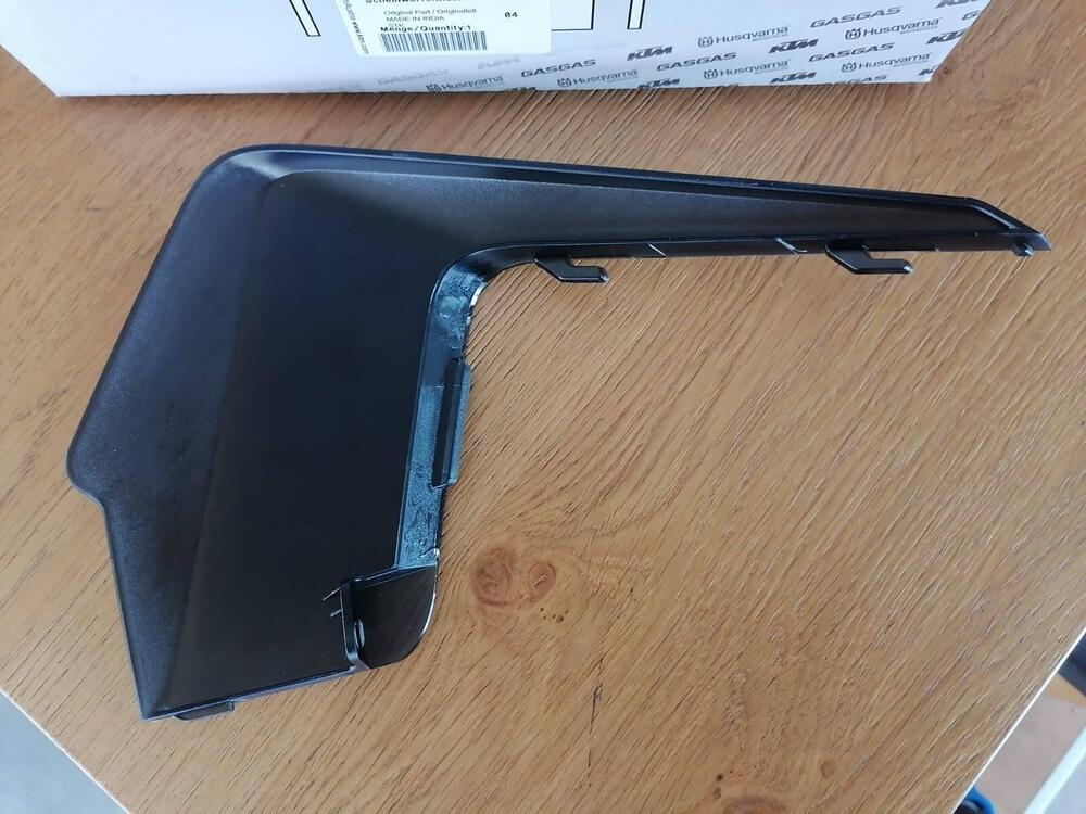 KTM - Headlight mask right - 95808001020 (3)