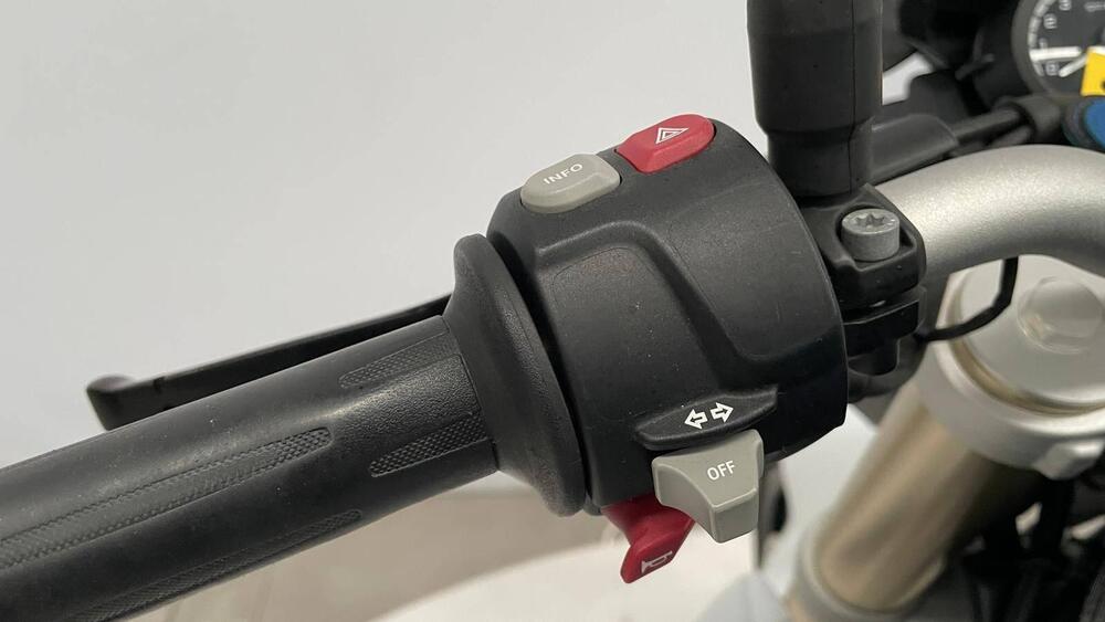 Bmw F 800 R (2015 - 16) (13)