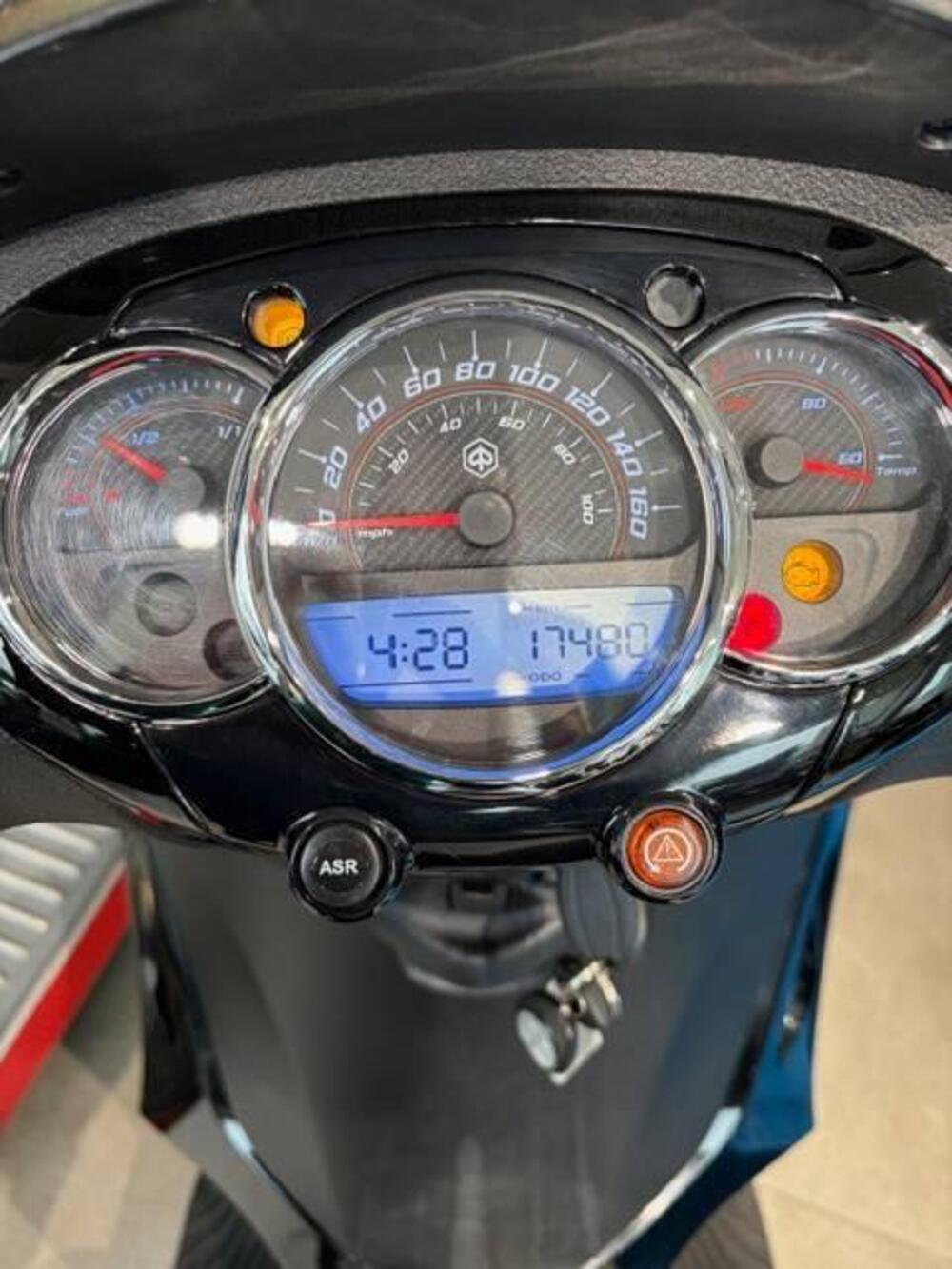 Piaggio Beverly 300 i.e. Police ABS-ASR (2017 - 20) (4)