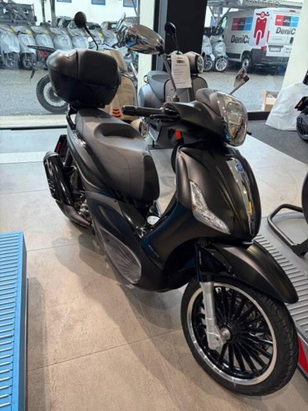 Piaggio Beverly 300 i.e. Police ABS-ASR (2017 - 20) (2)