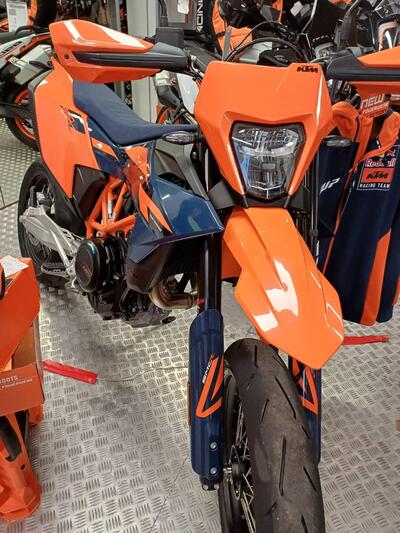 KTM 690 SMC R (2026) nuova