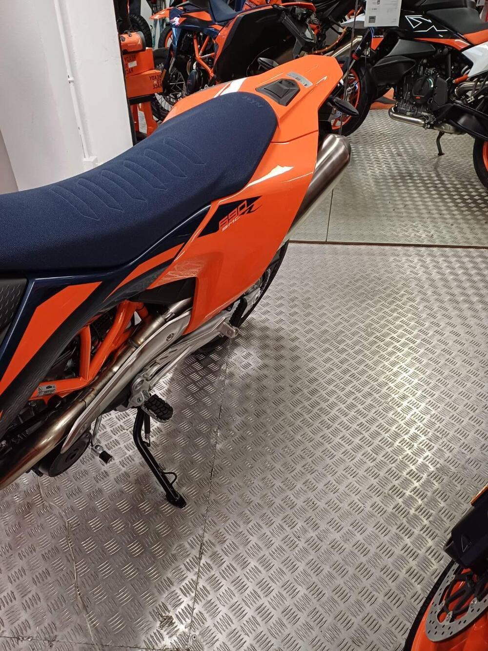 KTM 690 SMC R (2026) (4)