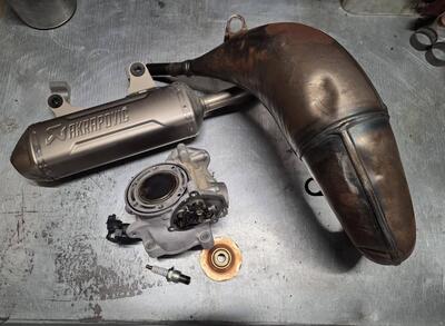 Kit SXS + scarico Factory + sil. Akrapovic per KTM Husqvarna