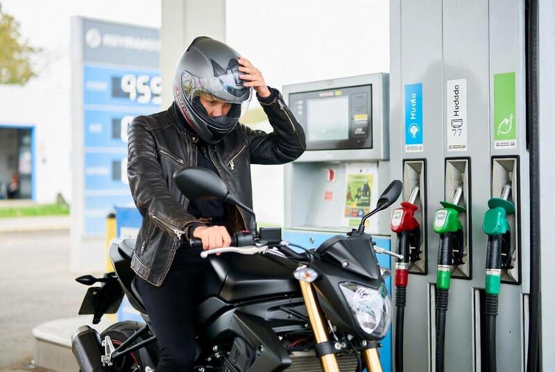 L'Ue fa marcia indietro sullo stop ai motori termici: cosa ci sar&agrave; nel serbatoio delle nostre moto nel 2035?