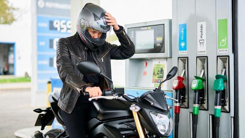 L'Ue fa marcia indietro sullo stop ai motori termici: cosa ci sar&agrave; nel serbatoio delle nostre moto nel 2035?
