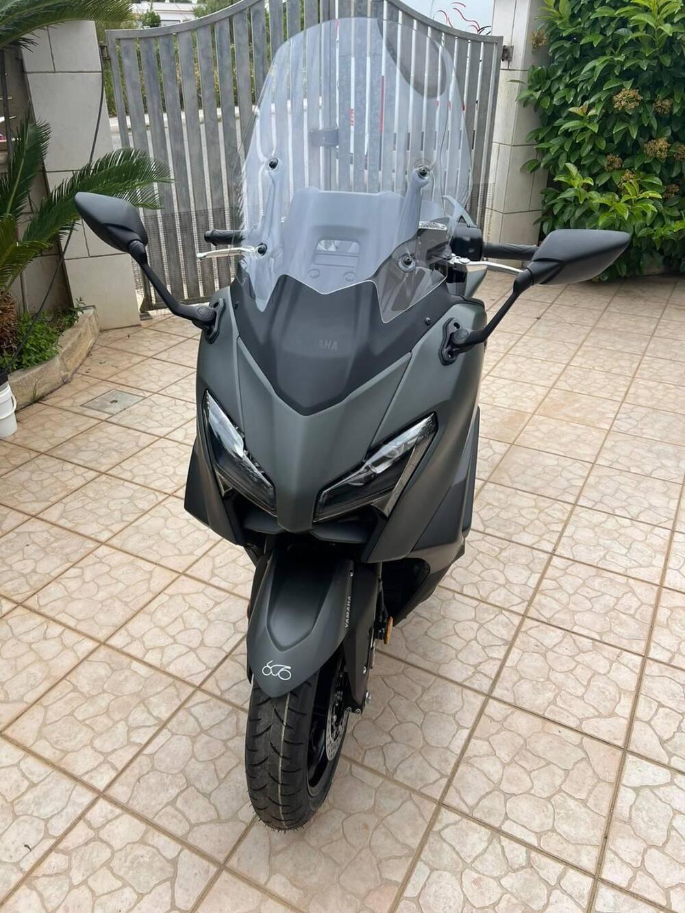Yamaha T-Max 560 Tech Max (2025) (2)