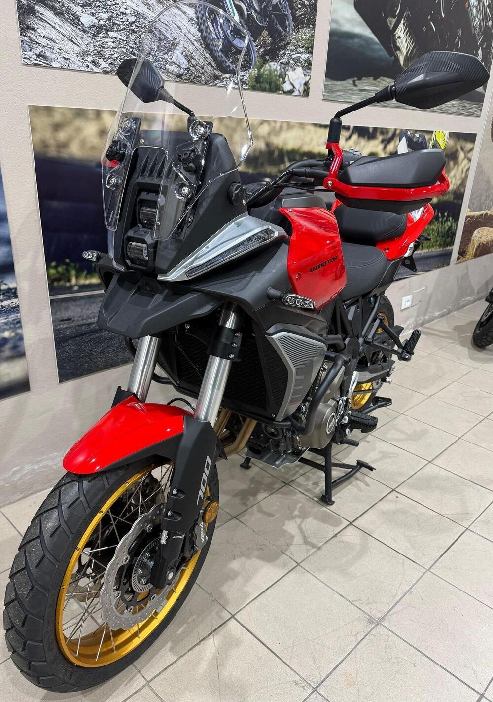 QJ Motor SRT 700 SX (2025)