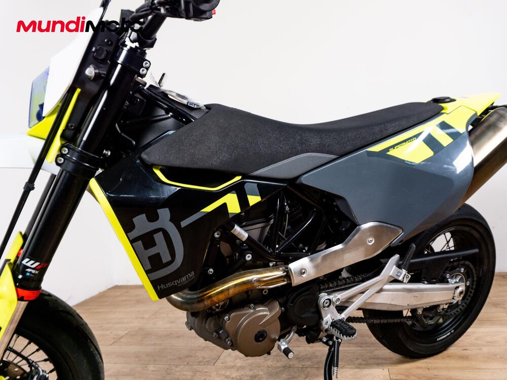 Husqvarna 701 Supermoto (2022) (9)
