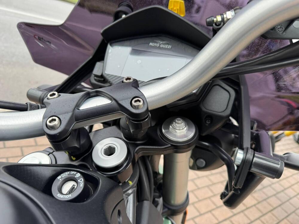 Moto Guzzi V85 TT Centenario (2021 - 22) (2)