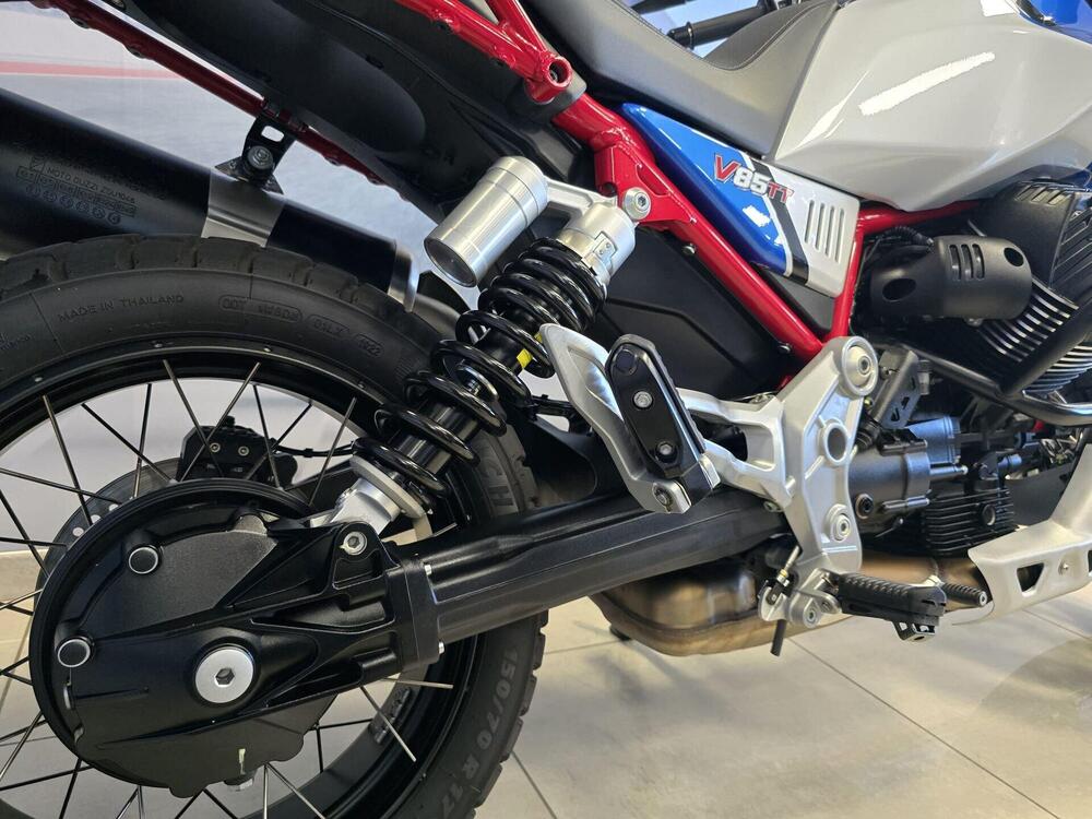 Moto Guzzi V85 TT Evocative Graphics (2021 - 23) (6)