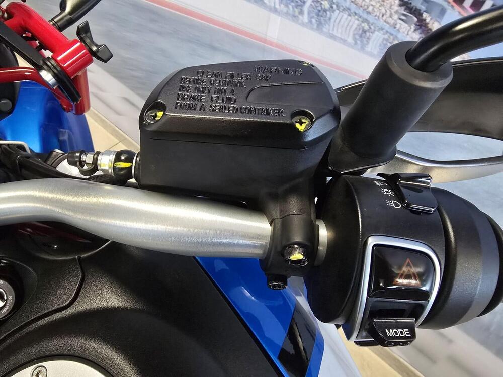 Moto Guzzi V85 TT Evocative Graphics (2021 - 23) (18)