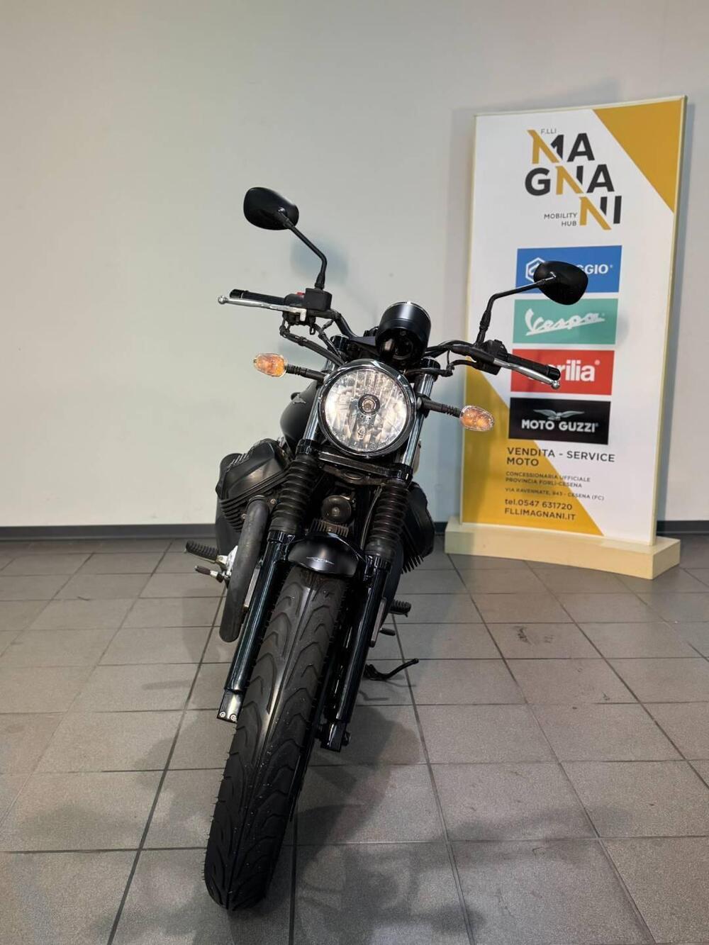 Moto Guzzi V7 III Stone (2017 - 20) (2)
